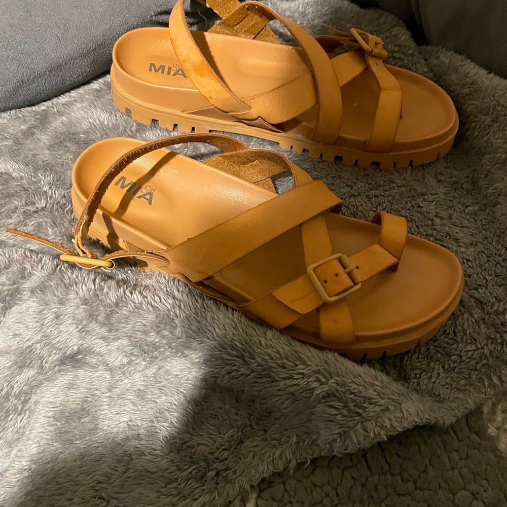 Worn once, wasn’t a big fan of the color.